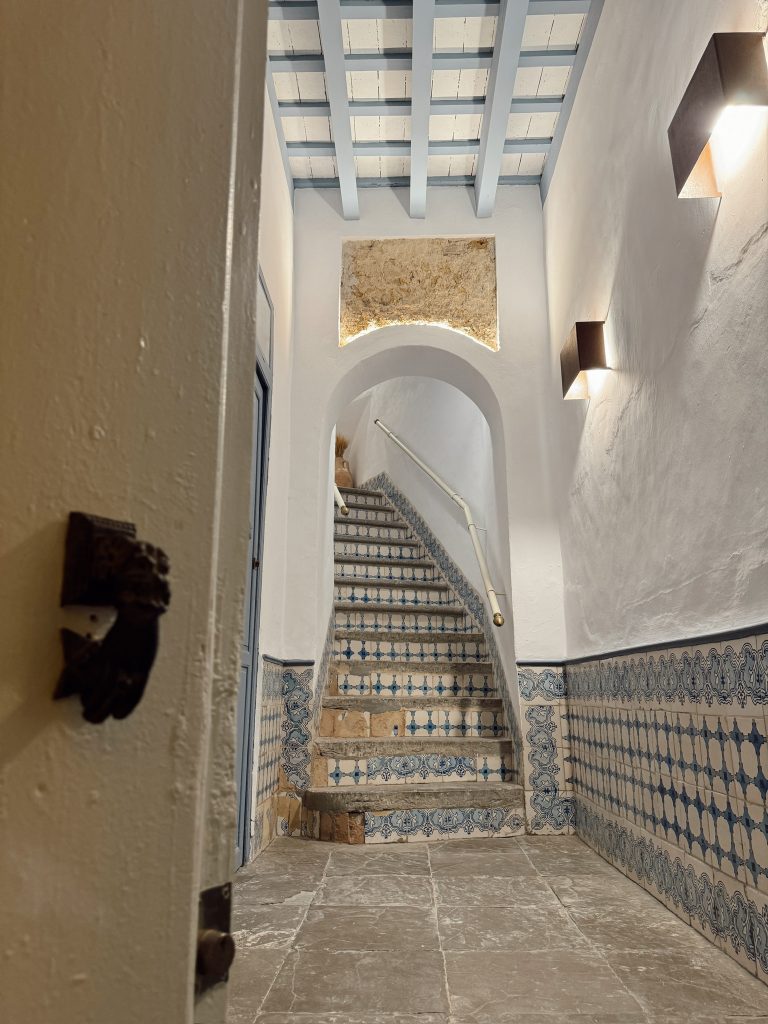 Entrada a la finca con escaleras