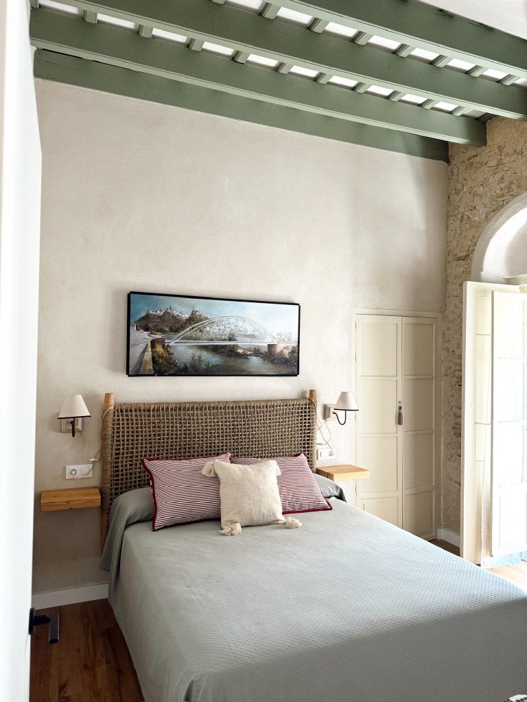 Dormitorio principal del apartamento superior