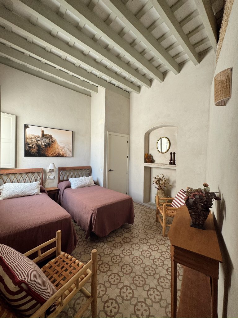 Dormitorio con camas individuales del apartamento superior