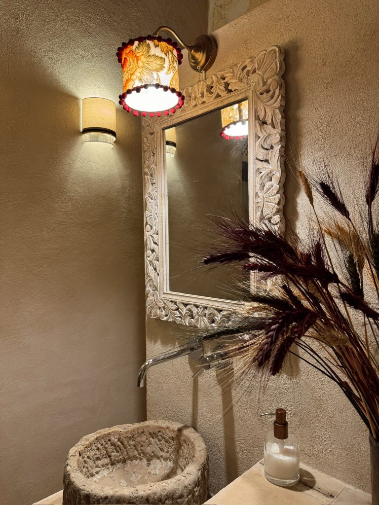 Lavabo iluminado del apartamento superior