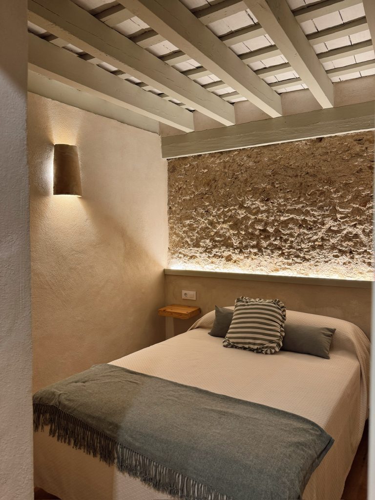 Dormitorio principal iluminado del apartamento estándar