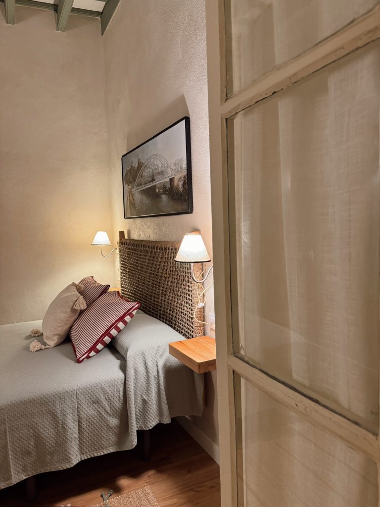 Dormitorio principal iluminado del apartamento superior