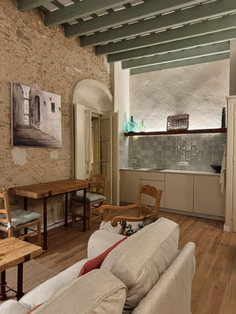 Cocina iluminada del apartamento superior