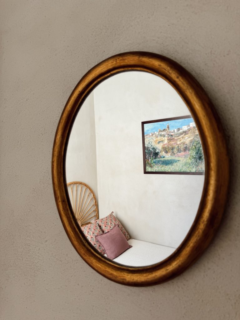 Espejo con reflejo de habitación individual