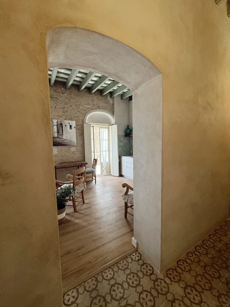 Entrada al salón-comedor del apartamento superior