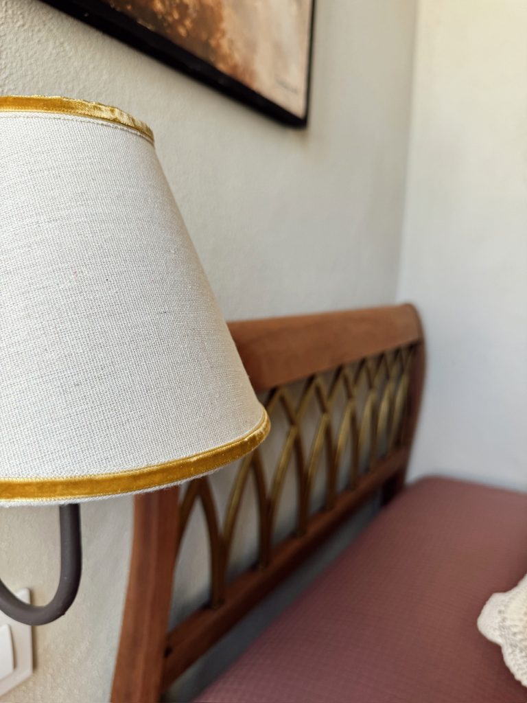 Detalle del dormitorio con camas individuales del apartamento superior